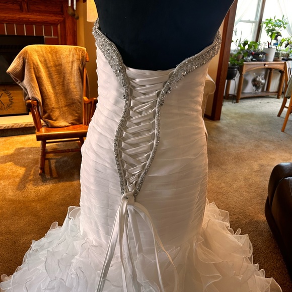BNWT never worn wedding dress - Picture 11 of 13